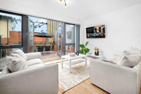 City Centre Townhouse - Three Bedrooms - Garage - Garden - Balcony 19L